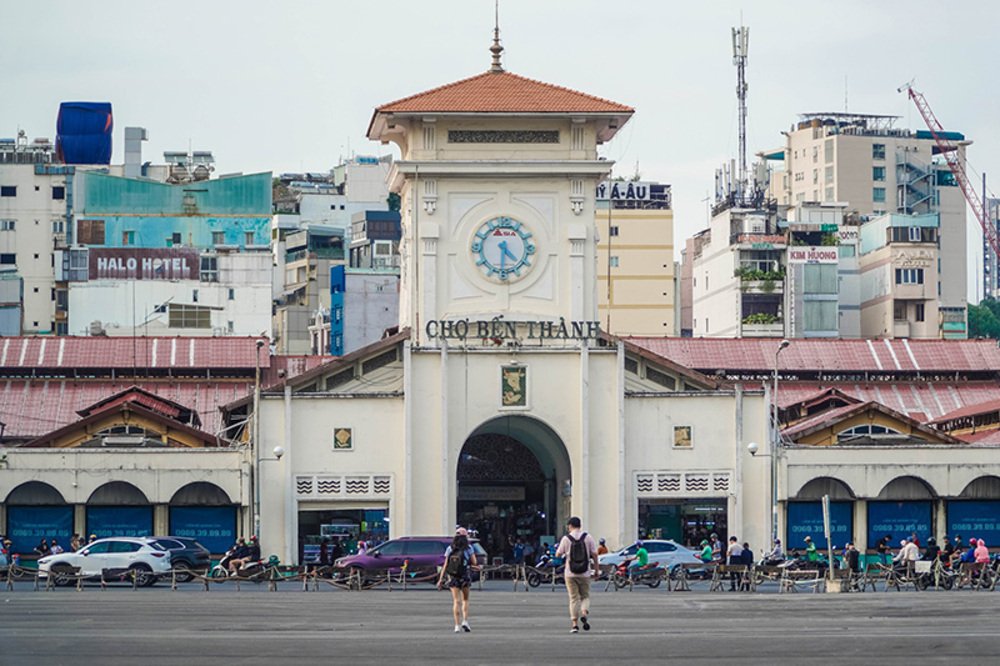 Chợ Bến Thành - Biểu tượng du lịch nổi bật của Sài Gòn, thu hút đông đảo du khách (Ảnh: Sưu tầm Internet)