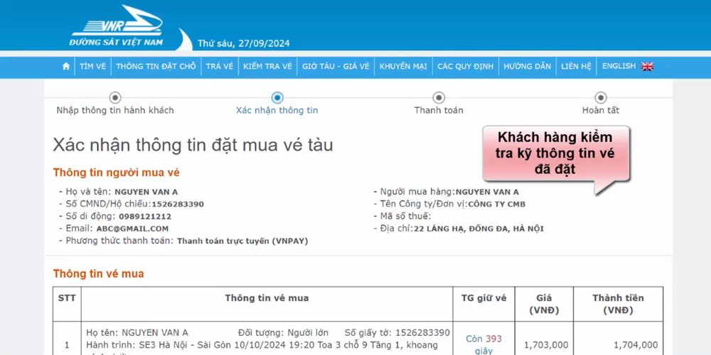 Khách hàng kiểm tra kỹ thông tin đặt vé 