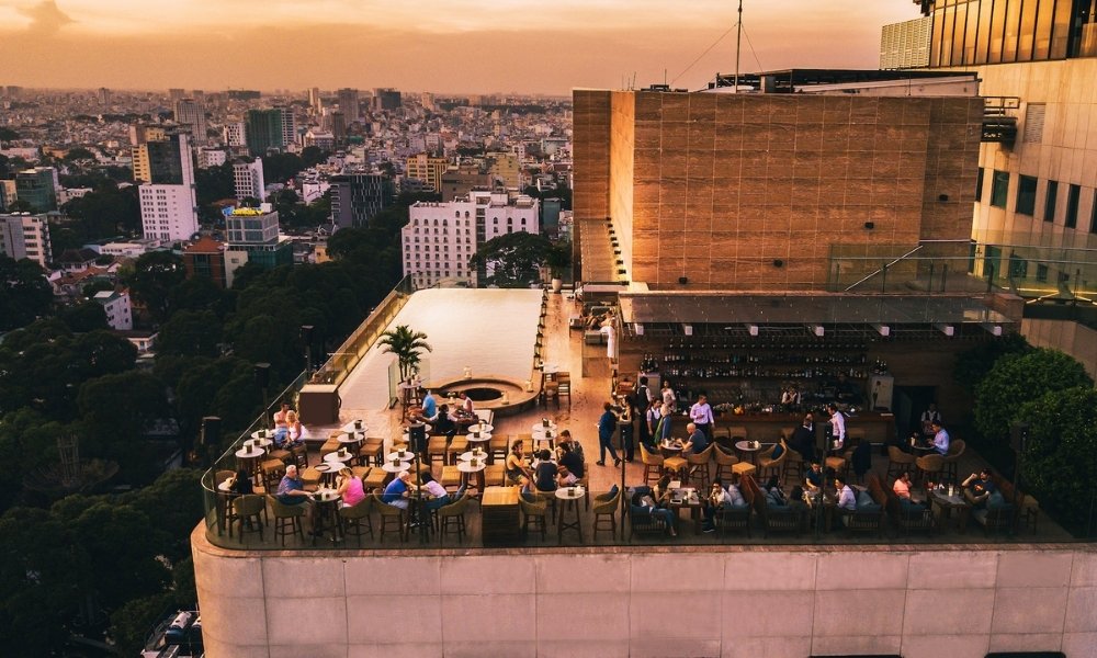 Toàn cảnh không gian tại Social Club Rooftop Bar trong một buổi chiều hoàng hôn 