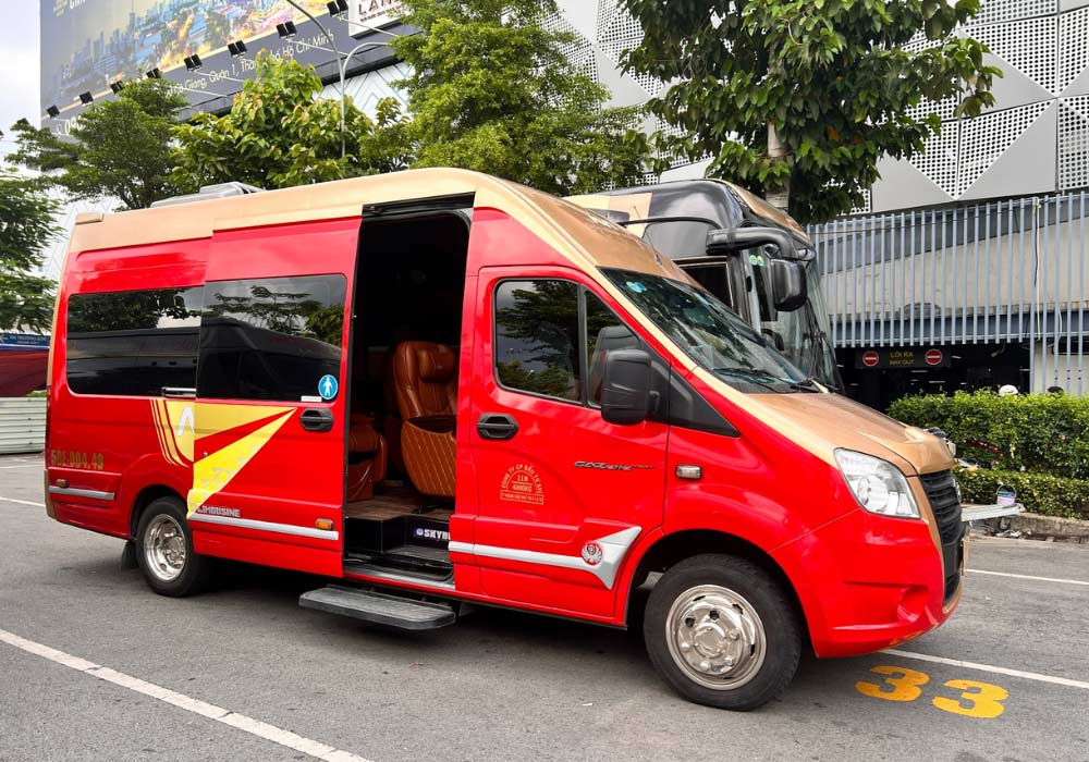 Xe Avigo Limousine đưa đón tận nơi tại sân bay Tân Sơn Nhất (Ảnh: Avigo Bus)