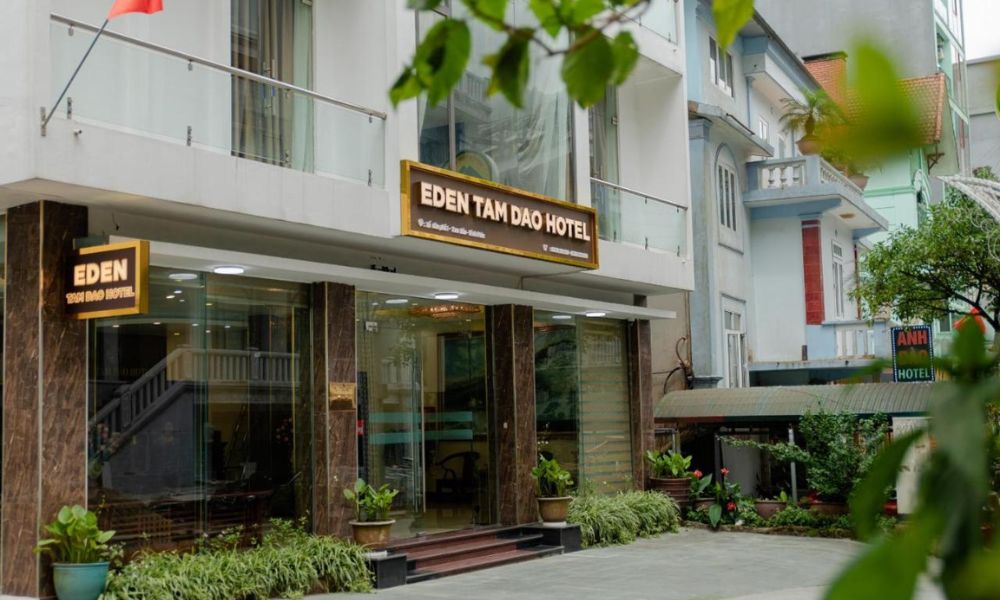 Eden Hotel có vị trí thuận lợi trong thị trấn