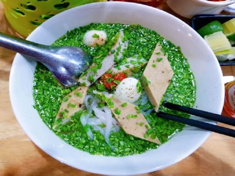 Bánh canh hẹ Phú Yên là một món ăn đặc trưng của vùng đất miền Trung
