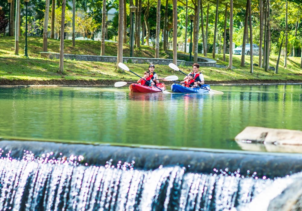 Du khách chèo thuyền kayak trên dòng suối Ngọc vua Bà 