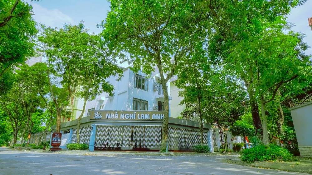 Không gian bên ngoài của khách sạn Lam Anh 1