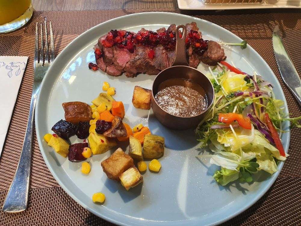 Bò bít tết mềm. mọng nước là món phải thử tại Le Monde Steak 