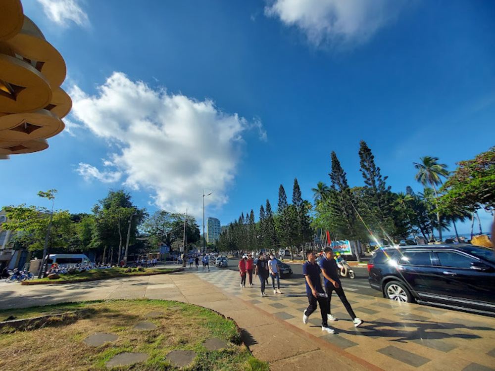 Công viên Bãi Trước là nơi lý tưởng để đi dạo, thư giãn và tận hưởng không gian xanh mát (Ảnh: Sưu tầm Internet)