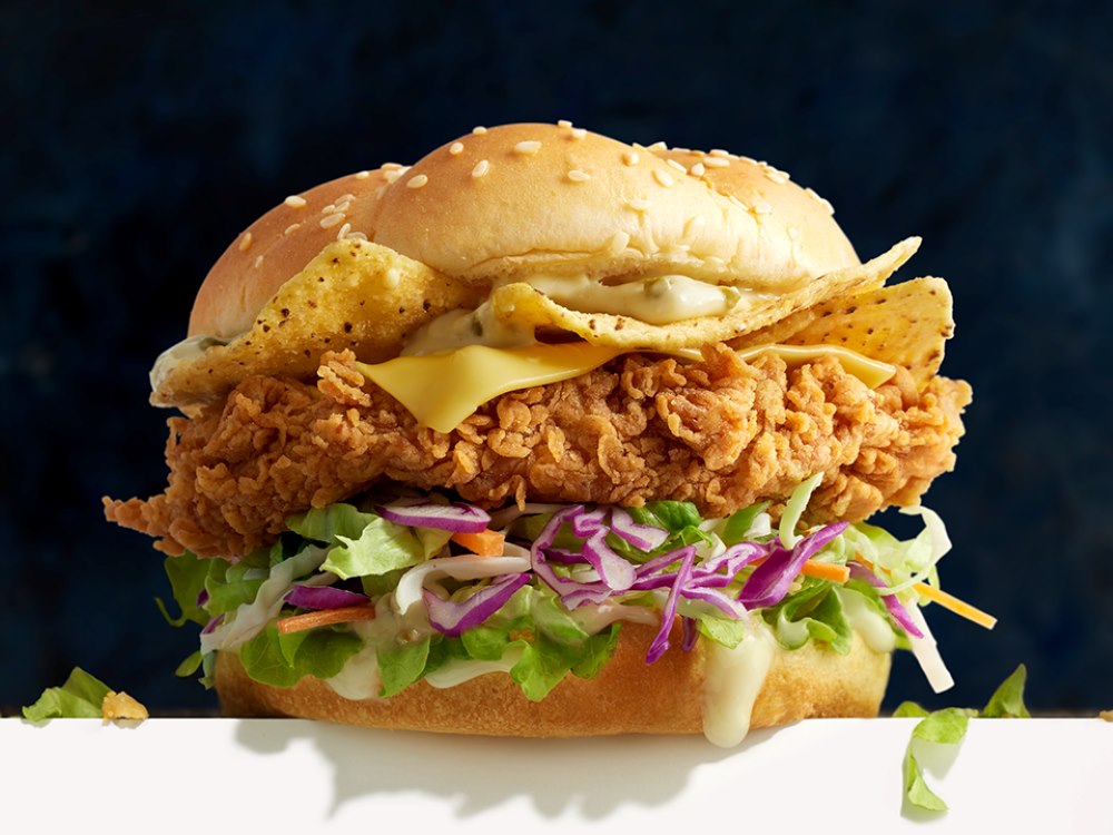 Burger KFC đẫm sốt, thịt gà giòn, xà lách tươi mát (Ảnh: KFC)