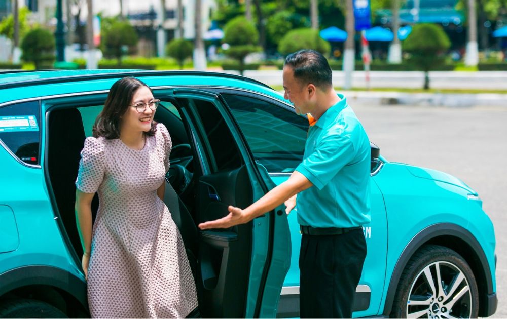 Thái độ phục vụ khách hàng chuyên nghiệp giúp tài xế taxi có lương cao hơn (Ảnh: Xanh SM)