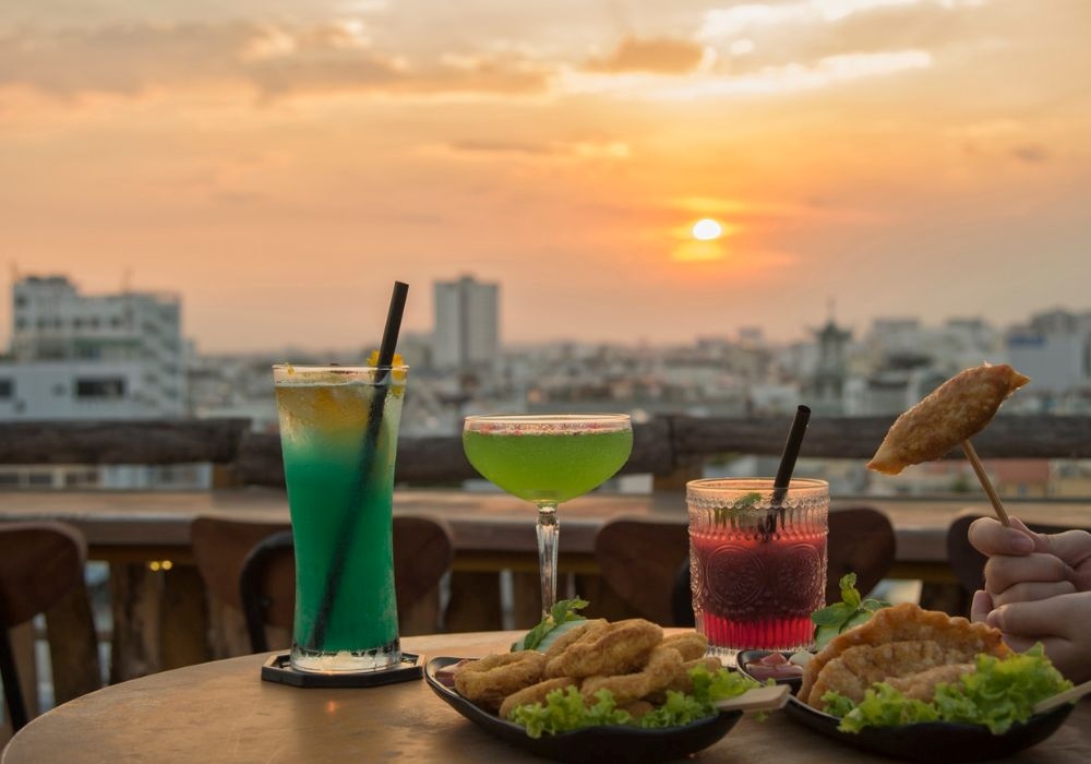 Thưởng thức những ly cocktail mát lạnh, đắm mình vào hoàng hôn tại Lang Thang Rooftop là trải nghiệm khó quên với nhiều người (Ảnh: mia.vn) 