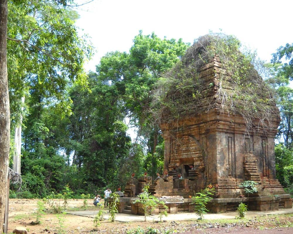Tháp Chăm Yang Prong (Thần vĩ đại) hay còn gọi là Tháp Chăm Rừng xanh (Ảnh: wikipedia)