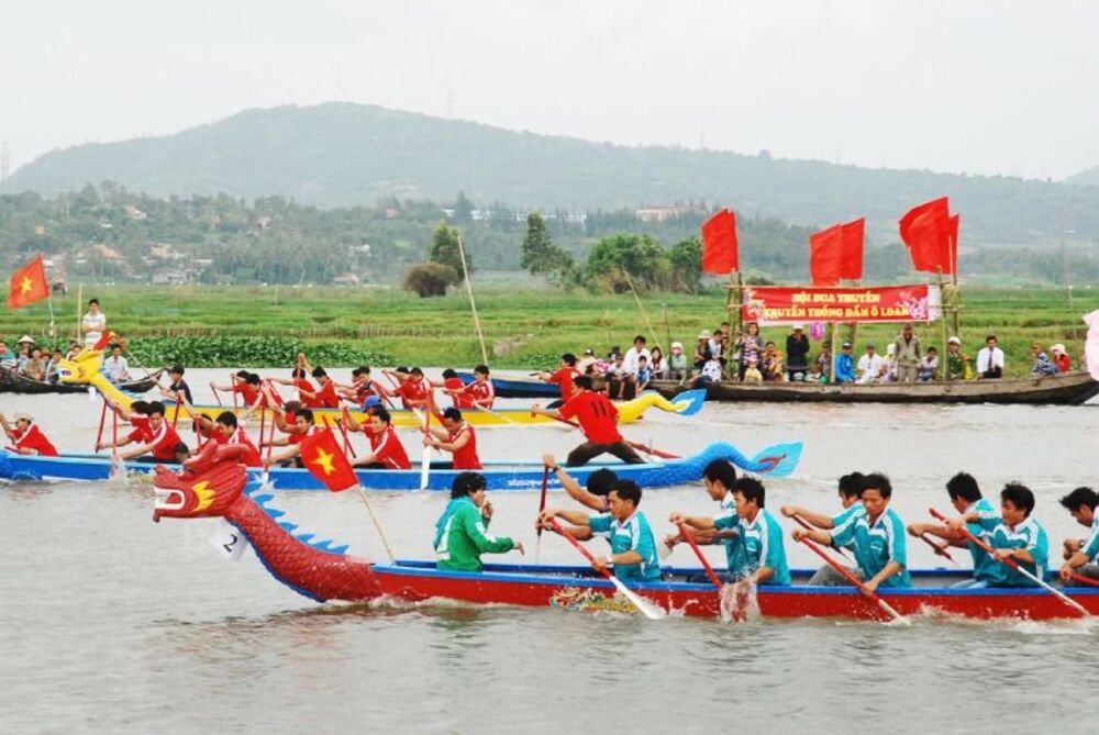 Không khí lễ hội sôi động với những hoạt động văn hóa truyền thống của ngư dân địa phương (Ảnh: Sưu tầm Internet)