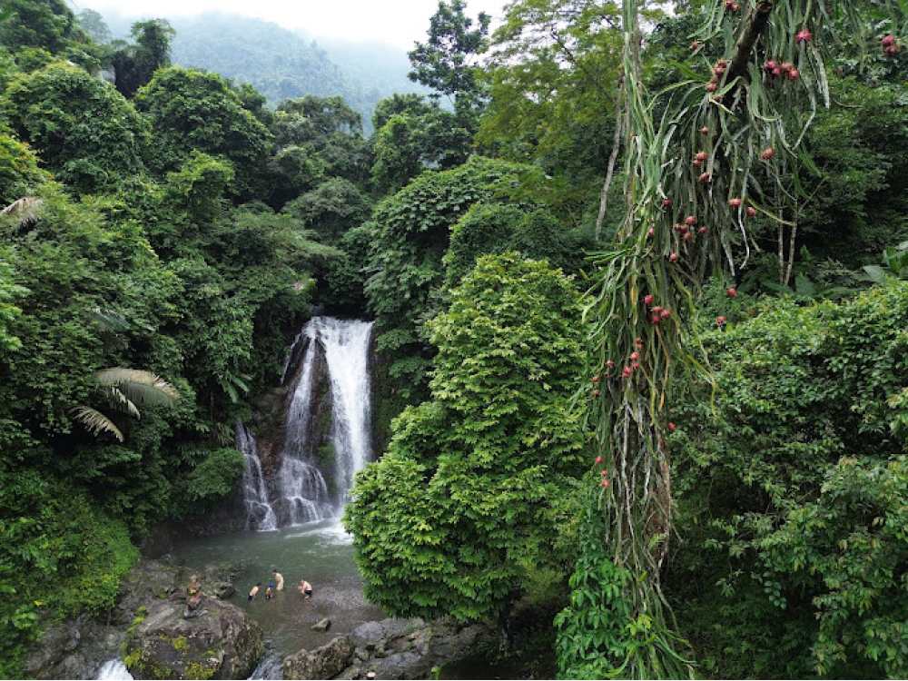 Vẻ đẹp của thác Tú Sơn giữa cảnh quan hùng vĩ, bao la rộng lớn (Ảnh: Google Maps)