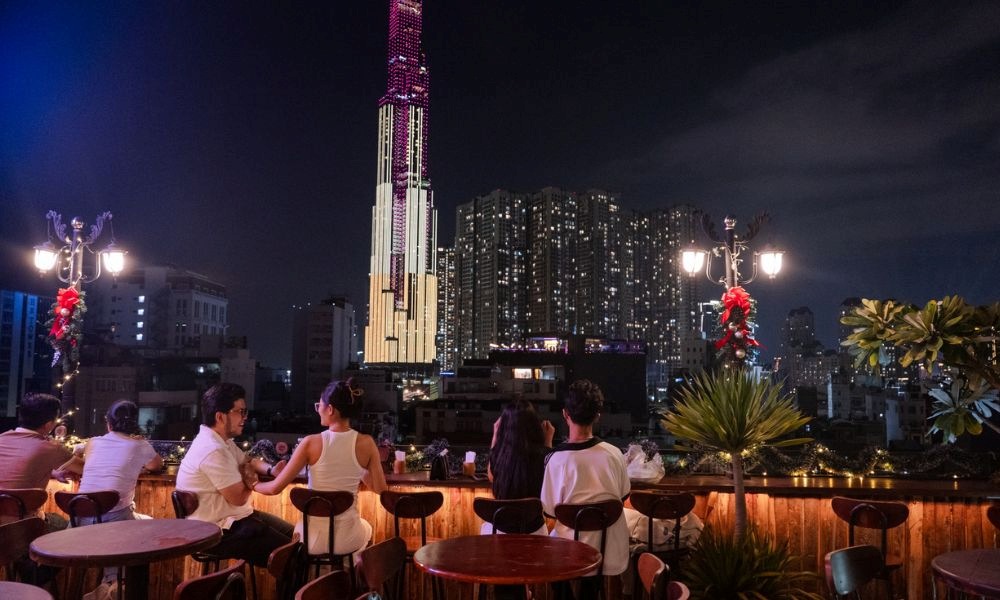 Khung cảnh tuyệt đẹp tại Vi Vu Rooftop với tầm nhìn Landmark 81 vào buổi tối (Ảnh: Vi Vu Rooftop) 