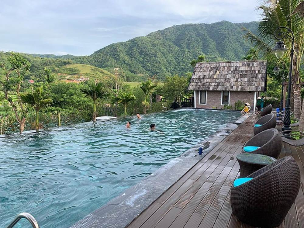 Suối Ngọc Retreat được bao quanh bởi núi rừng