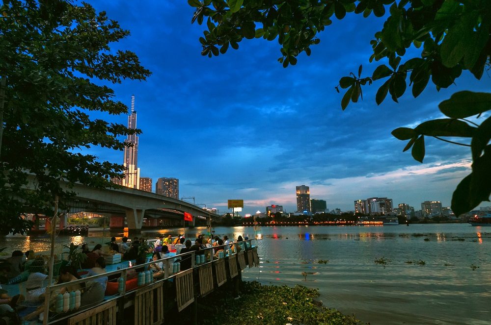 Các quán cafe ven sông là nơi lý tưởng để ngắm hoàng hôn và Sài Gòn về đêm (Ảnh: Sưu tầm Internet)