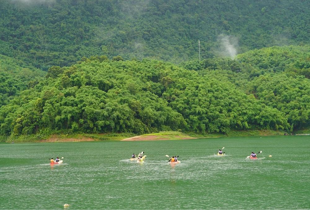 Chèo thuyền kayak trên hồ