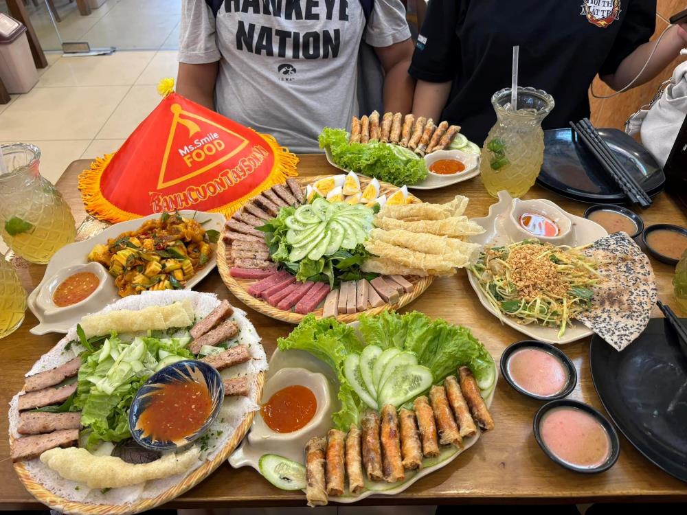 Mẹt cuốn hấp dẫn với nhiều loại topping đặc trưng của vùng đất võ Bình Định (Ảnh: Bánh cuốn Tây Sơn)