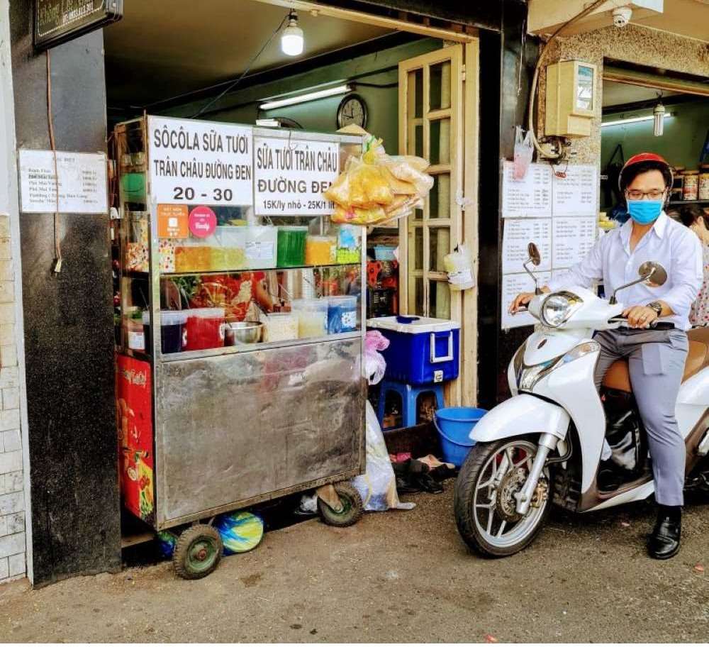 Quán Dì Xuyến “nhỏ mà có võ” là tuổi thơ của biết bao thế hệ học sinh (Ảnh: Sưu tầm Internet)