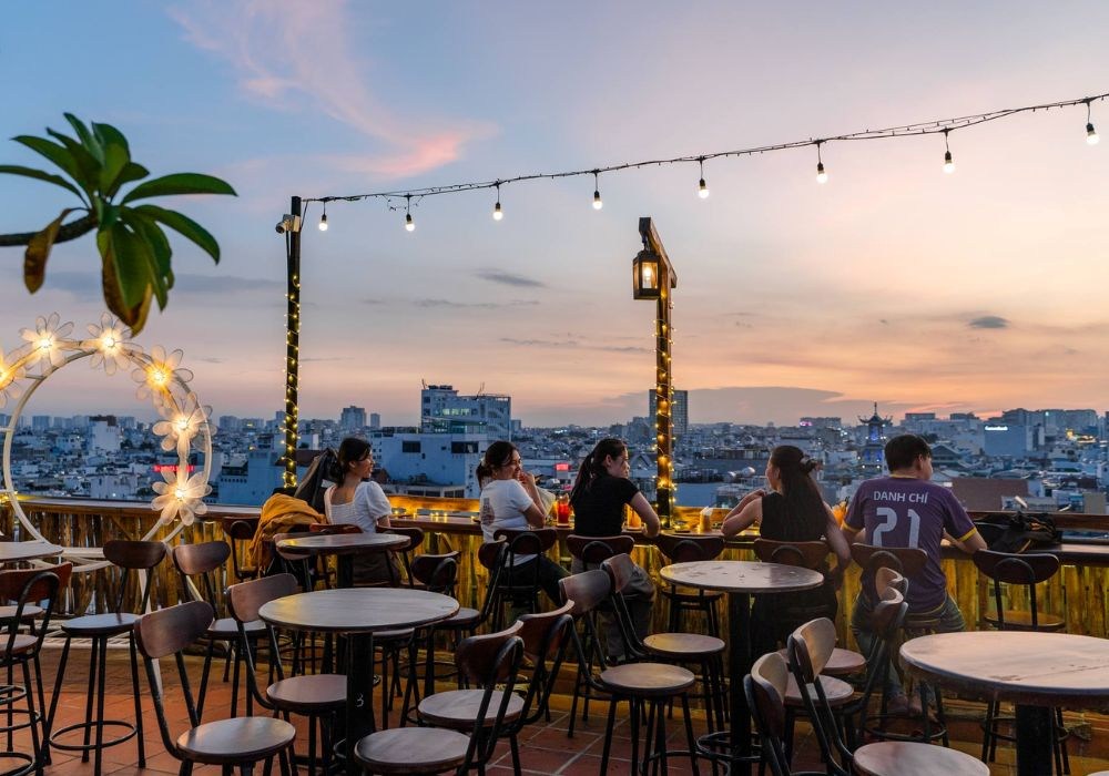 Khung cảnh tại Lang Thang Rooftop khi hoàng hôn buông xuống (Ảnh: Lang Thang Rooftop) 