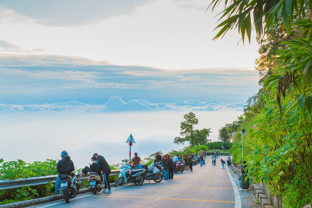 Đường đi du lịch Ba Vì rất đẹp và dễ đi, bạn sẽ có cơ hội ngắm cảnh sắc thiên nhiên hùng vĩ