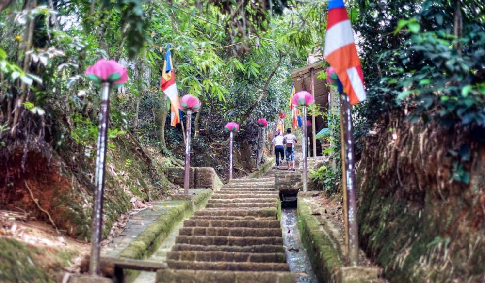 Bậc thang đá dẫn lên chùa Tây Phương