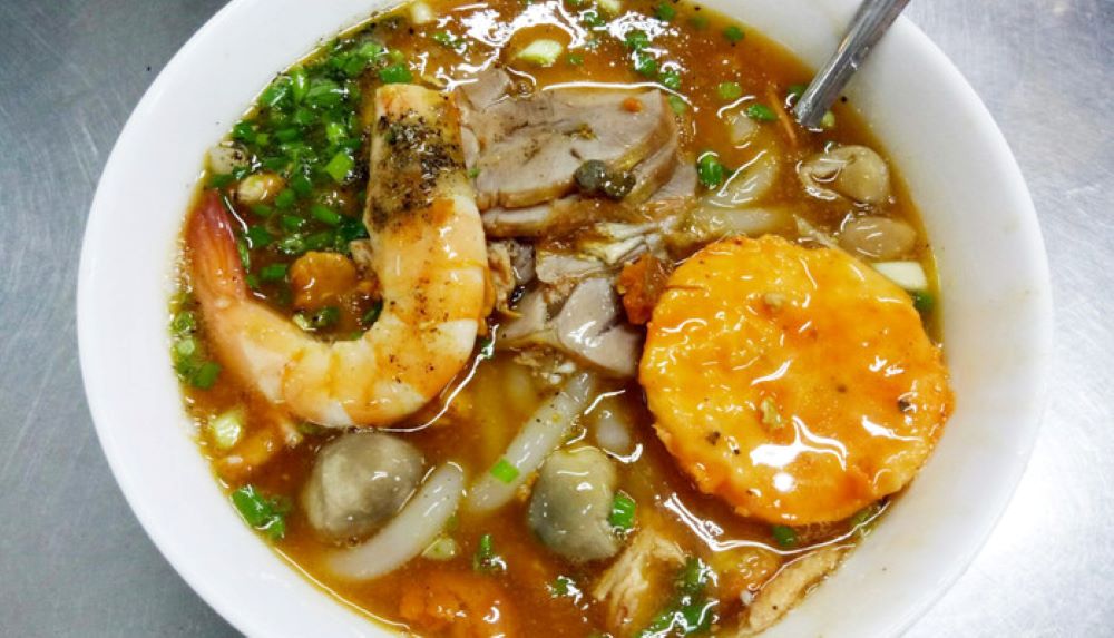 Bánh Canh Cua 67 Đinh Tiên Hoàng là một địa điểm quen thuộc với những tín đồ mê bánh canh cua tại Sài Gòn 