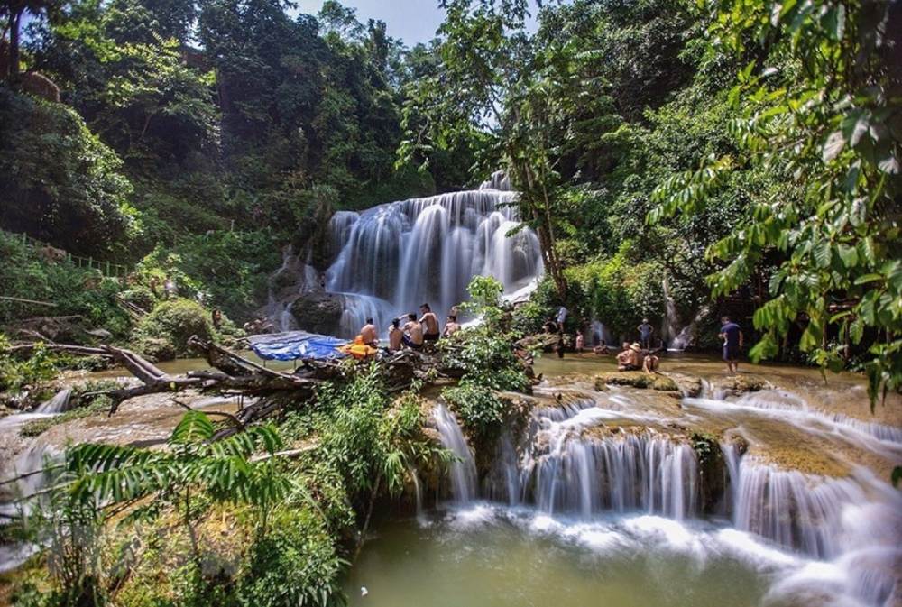 Khám phá hang thác Mu bên dưới chân thác