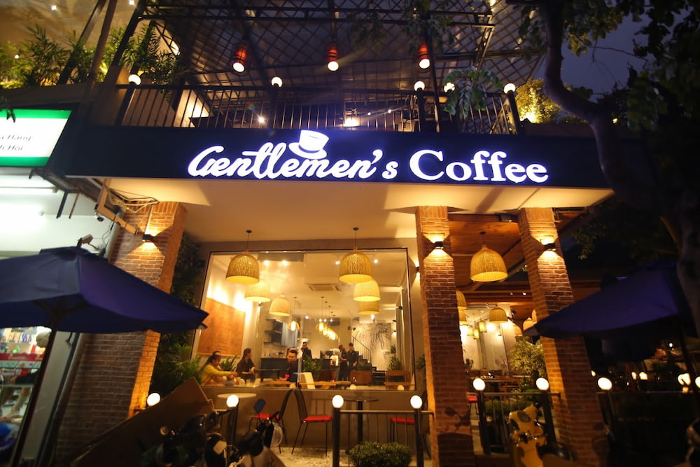 Gentlemen’s Coffee nằm ở mặt tiền nên có view nhìn ra ngoài phố 