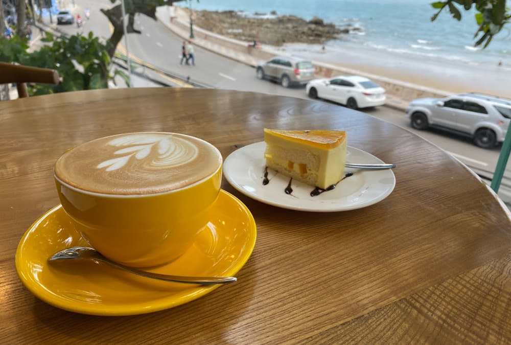 Cafe view biển Vũng Tàu SOHO phục vụ cà phê và bánh ngọt (Ảnh: Sưu tầm Internet)