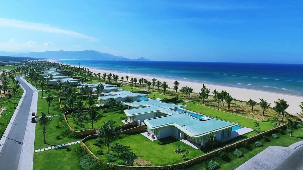 FLC Luxury Resort Quy Nhơn là thiên đường nghỉ dưỡng đẳng cấp với kiến trúc sang trọng, dịch vụ hoàn hảo và tầm nhìn tuyệt đẹp ra biển cả bao la (Ảnh sưu tầm internet)