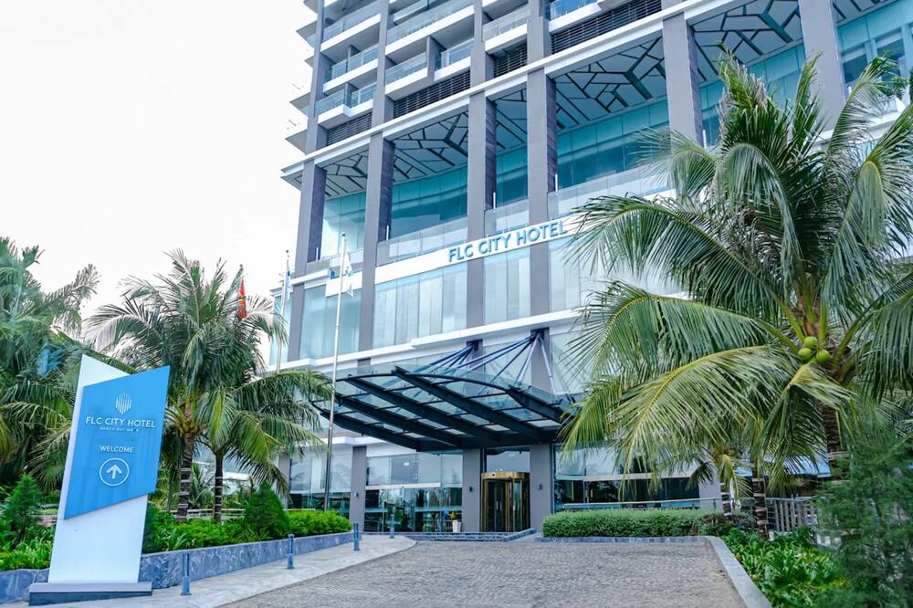 FLC City Hotel Beach Quy Nhơn là lựa chọn lý tưởng cho những ai muốn tận hưởng kỳ nghỉ sang trọng bên bãi biển xanh mát và không gian thoáng đãng (Ảnh: Sưu tầm internet)