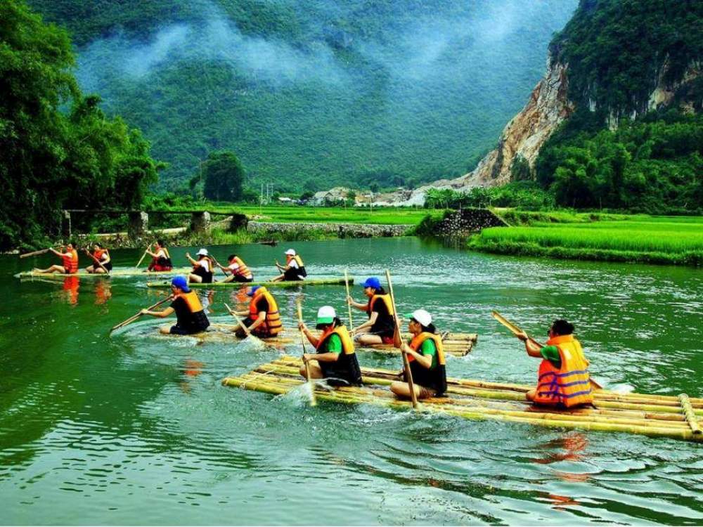 Chèo bè tre trên dòng sông xanh rì và ngắm nhìn thiên nhiên rộng lớn của Bản Lác 