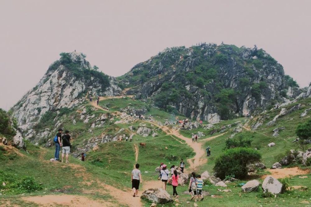 Trekking đến núi Hàm Lợn thu hút sự quan tâm của nhiều bạn trẻ đam mê “xê dịch” (Ảnh: Sưu tầm Internet)