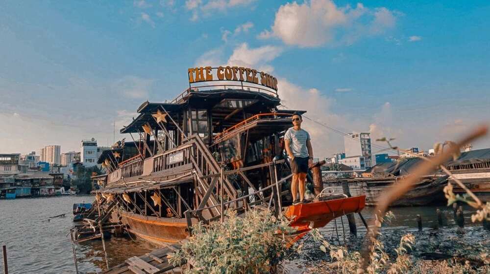 The Coffee Ship là một con thuyền nằm ven kênh Tẻ