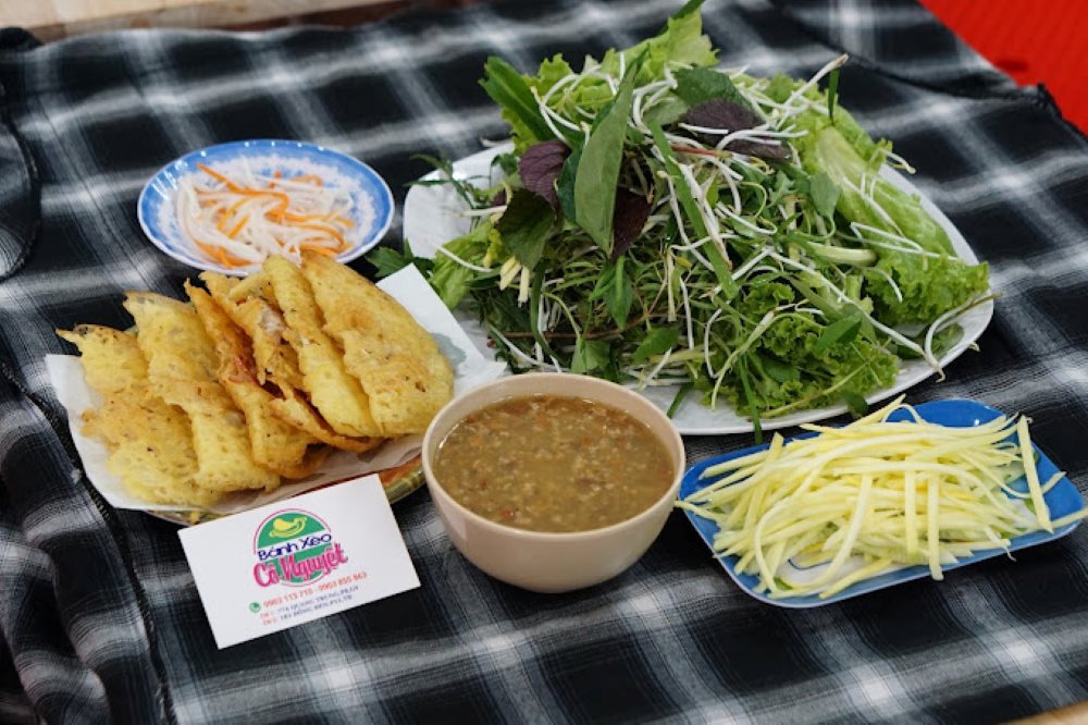 Cô Nguyệt là ăn vặt Gò Vấp quen thuộc của nhiều tín đồ ẩm thực yêu thích món miền Trung truyền thống (Ảnh: Quán bánh xèo Cô Nguyệt)