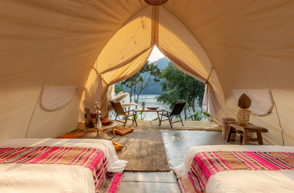 Không gian ấm cúng bên trong lều Luxury Glamping 