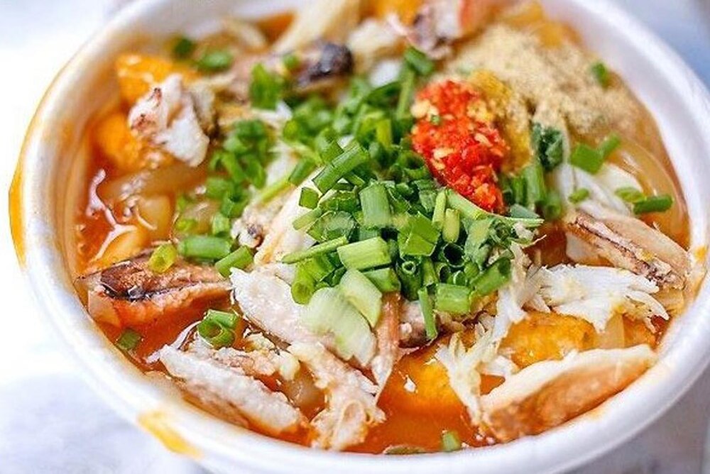 Tô bánh canh nóng hổi, thơm ngon, với vị ngọt thanh, đậm đà, khiến mọi giác quan đều thỏa mãn (Ảnh: Sưu tầm internet)