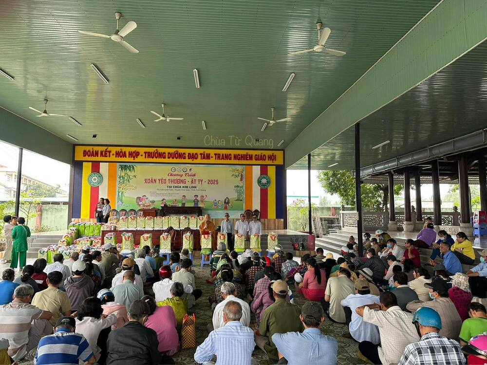 Hoạt động từ thiện “Xuân Yêu Thương” được tổ chức tại chùa Từ Quang Bình Chánh (Ảnh: Sưu tầm Internet)