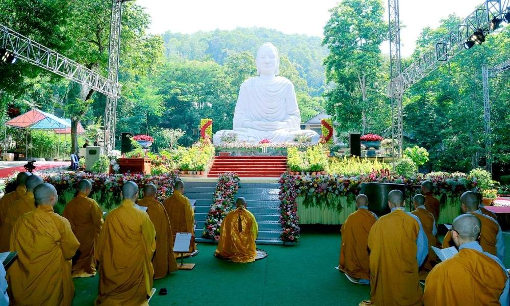 Thời điểm lý tưởng để tham quan chùa Phật Quang là vào sáng sớm hoặc chiều muộn