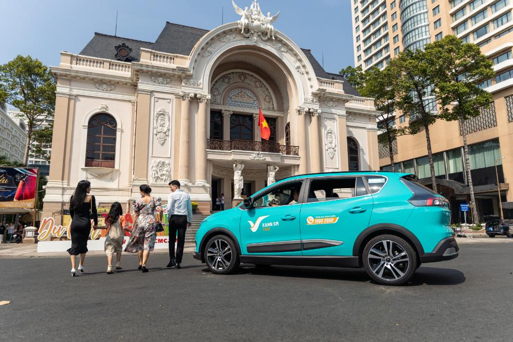 Chạy xe ở khu vực có đông lượng khách di chuyển giúp gia tăng thu nhập cho tài xế taxi (Ảnh: Xanh SM)