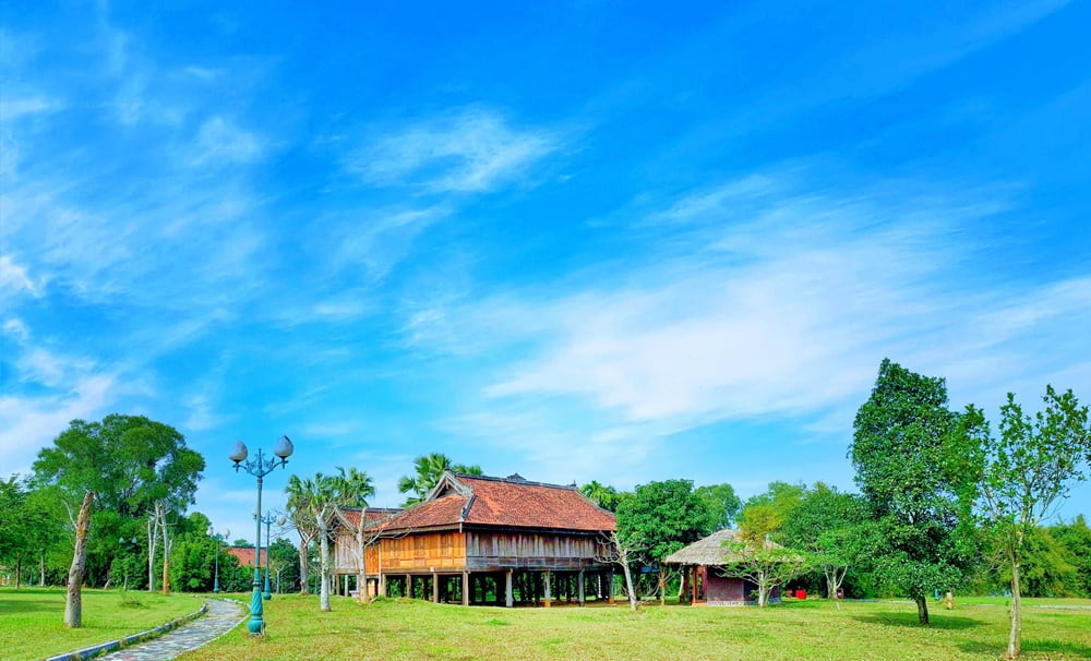 Hãy ghé các dãy nhà sàn nếu bạn muốn trải nghiệm không gian sinh hoạt truyền thống (Ảnh: Langvanhoavietnam.vn)