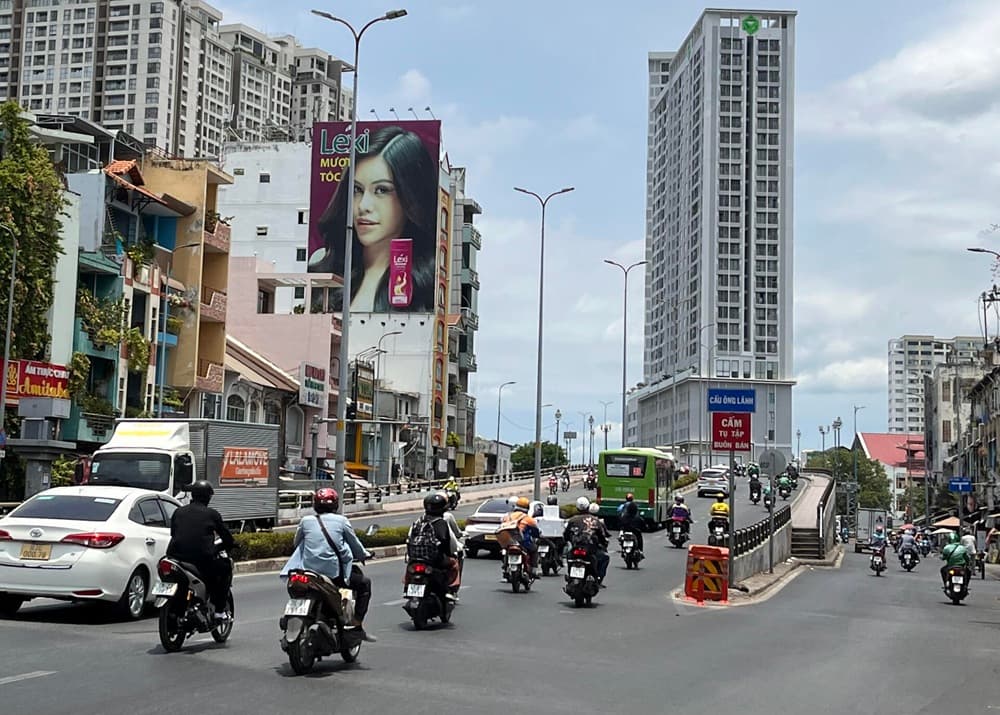 Bạn có thể di chuyển qua cầu Ông Lãnh trên hành trình khám phá các quán bánh canh cua Quận 4 (Ảnh: VOV Giao thông)