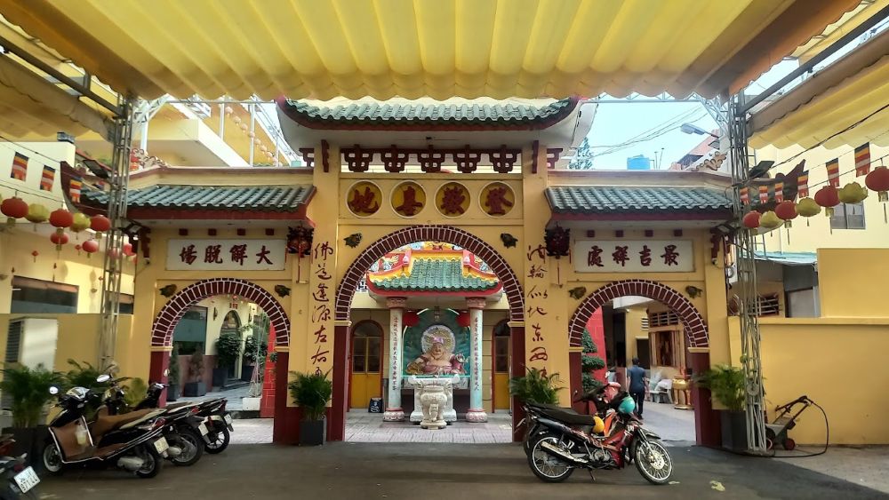 Cổng chính chùa Long Hoa quận 8 