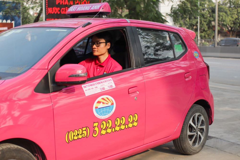 Taxi Thủy Nguyên - Hoàng Anh nổi bật với màu hồng - vàng, dễ dàng nhận diện (Ảnh: Hoàng Anh Taxi)