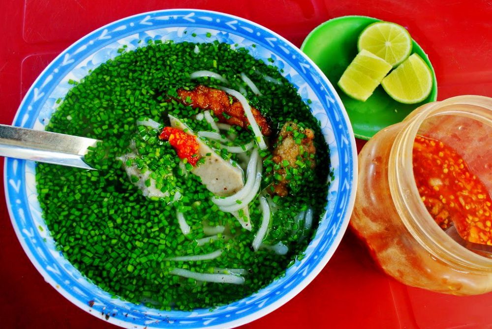 Tô bánh canh hẹ với topping là chả cá, trứng cút và thịt cá ngừ