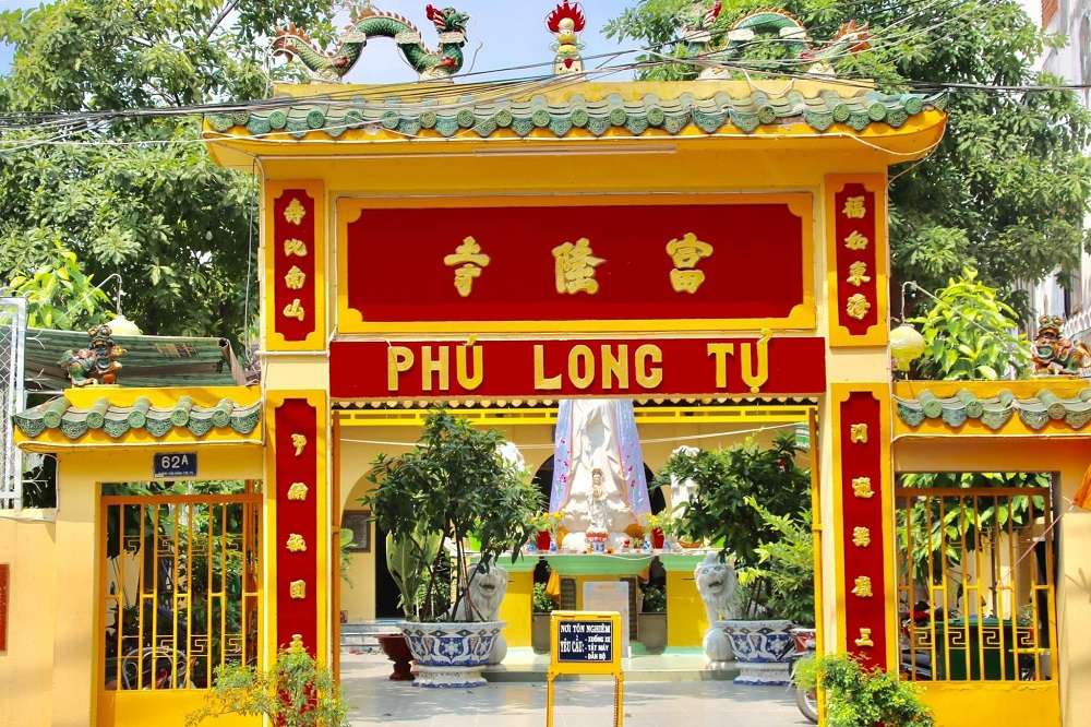 Cổng chùa Phú Long Tự