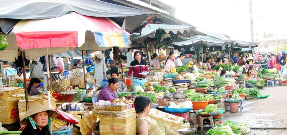 Khu bán thực phẩm tại Chợ Hòa Bình rất nhộn nhịp với nhiều mặt hàng tươi sống (Ảnh: Sưu tầm Internet)