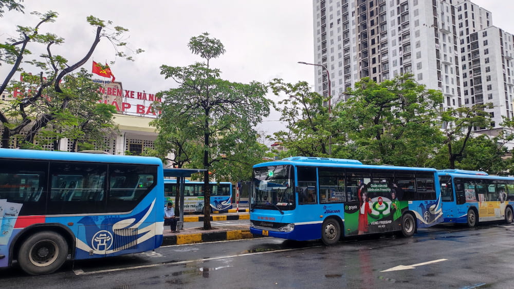 Bạn có thể lựa chọn tuyến xe buýt để di chuyển tới chùa Trầm