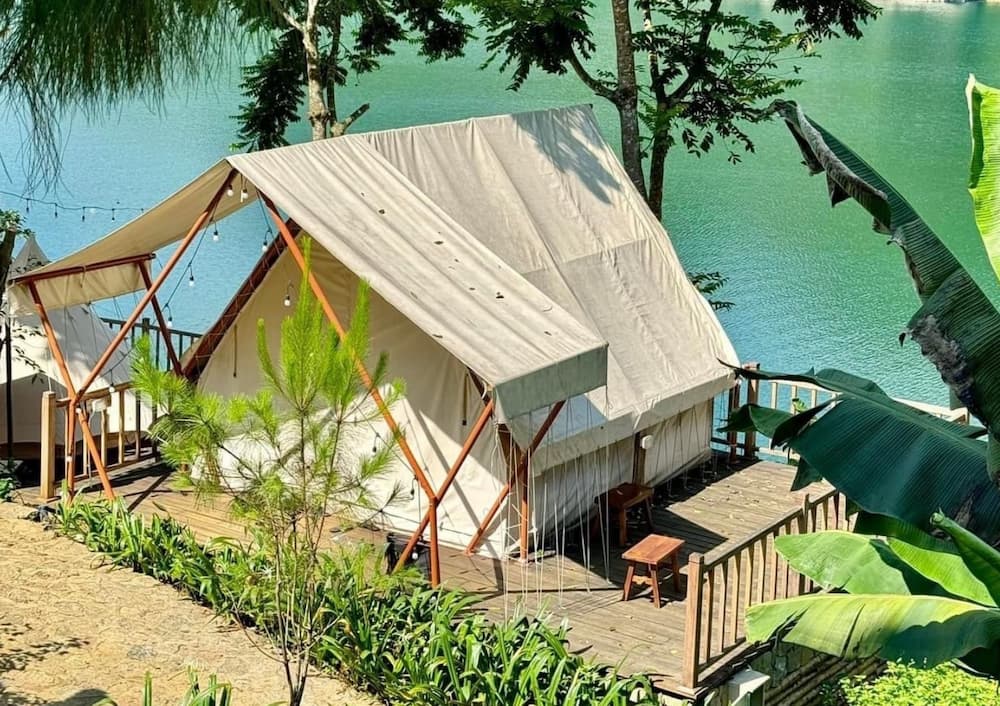 Lều glamping bên hồ với thiết kế gần gũi thiên nhiên 