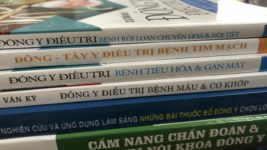 Các loại sách Y khoa nổi bật tại nhà sách Cây Đa Quận 5 (Ảnh: Nhà sách Cây Đa)